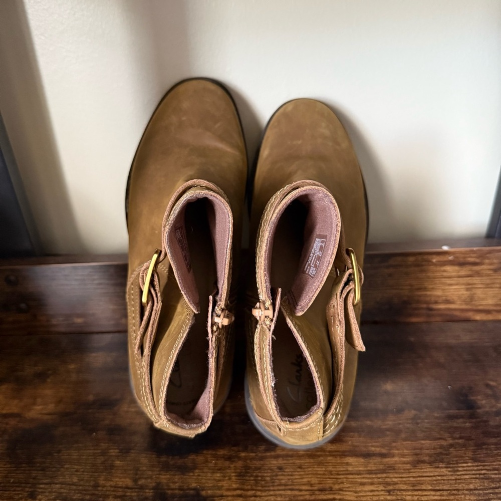 Clarks Tan Brown Maye Strap Chelsea Boots Ankle Women’s Size 9.5 W - Picture 4 of 7